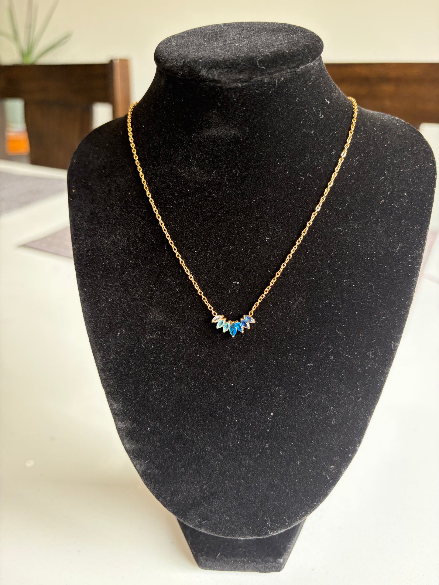 Necklace with white zirconium/gradual blue