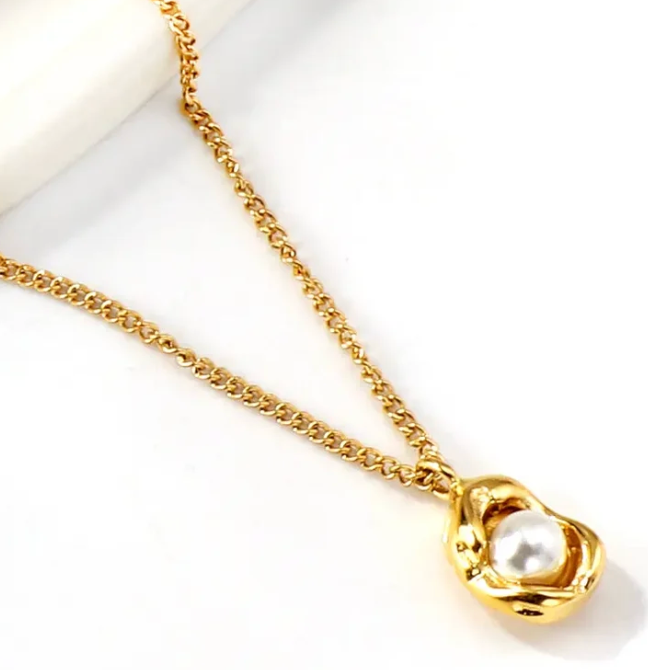Shaped pendant with white pearl necklace - Gold