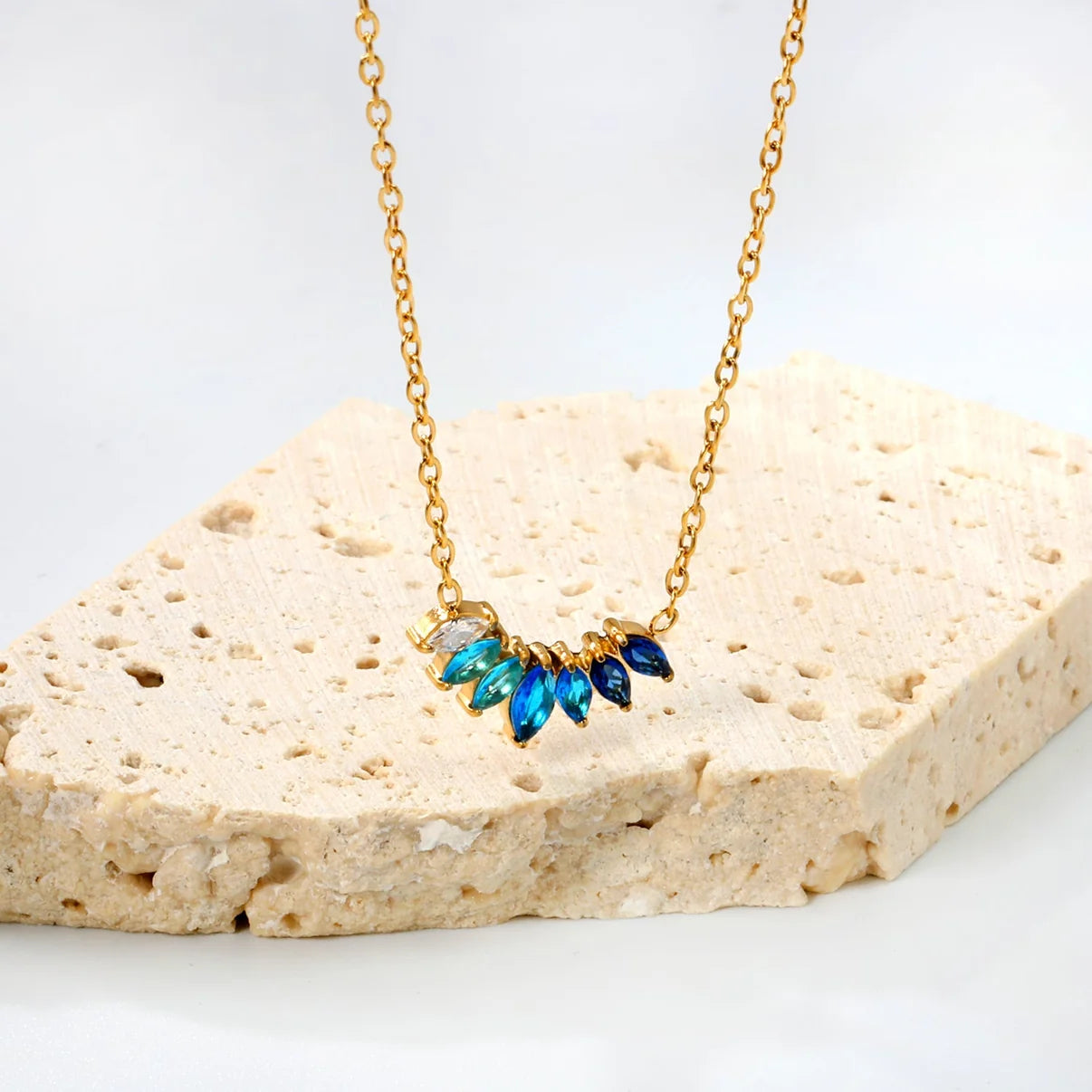 Necklace with white zirconium/gradual blue