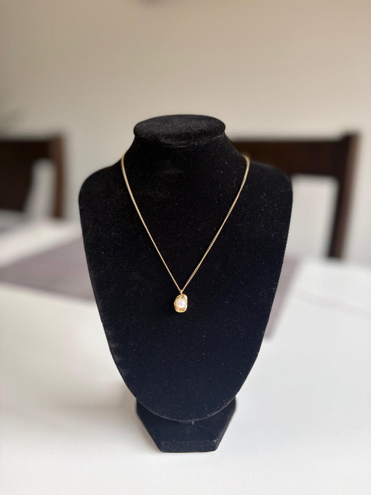 Shaped pendant with white pearl necklace - Gold