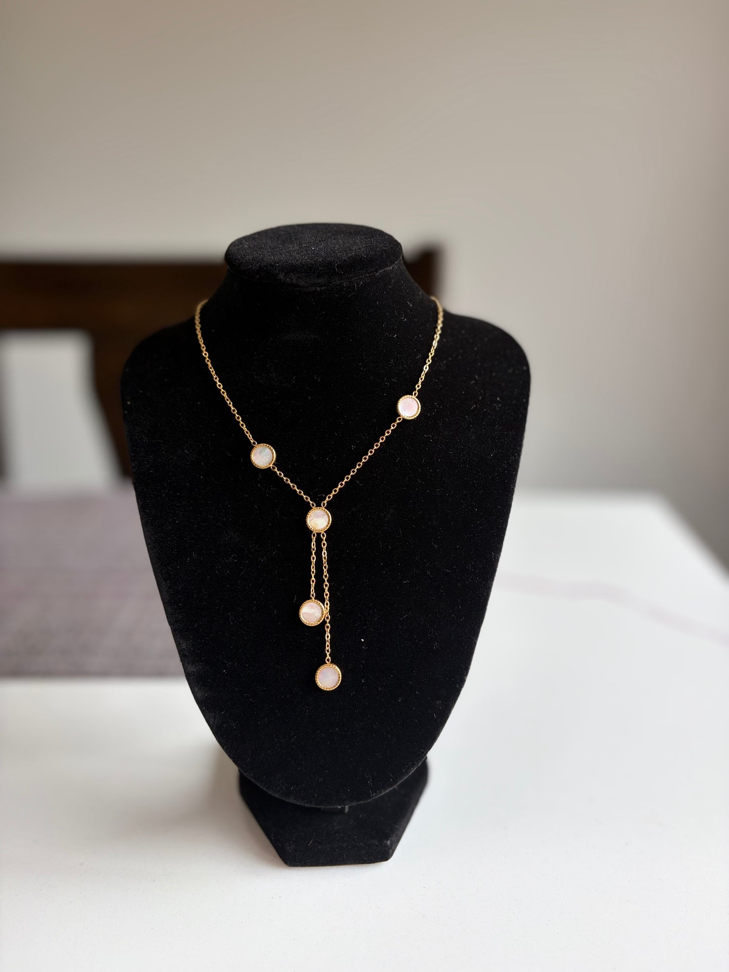 5 Round White  Horizontal Shell Pendant Necklace