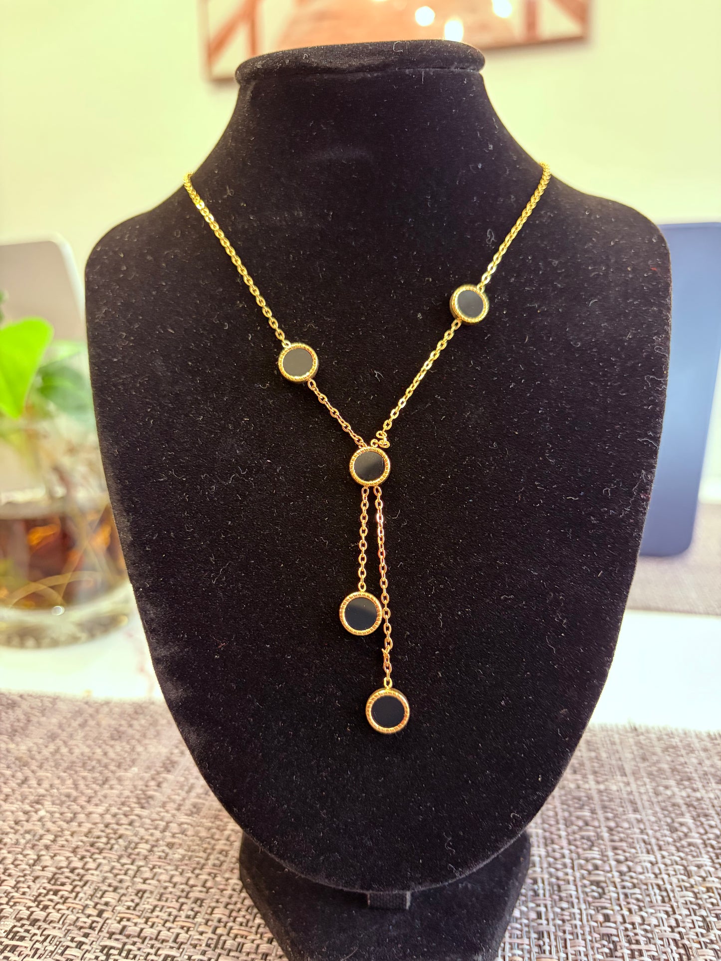 5 Round Black Horizontal Shell Pendant Necklace